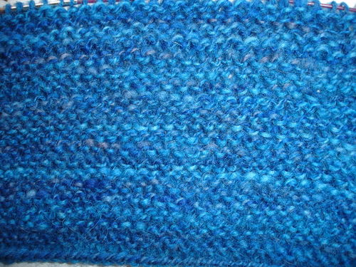 Blaue Wolle angestrickt