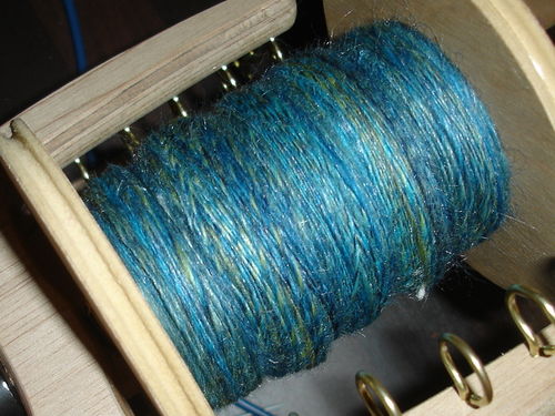 Wolle blau auf dem Spinnrad Spinnrad